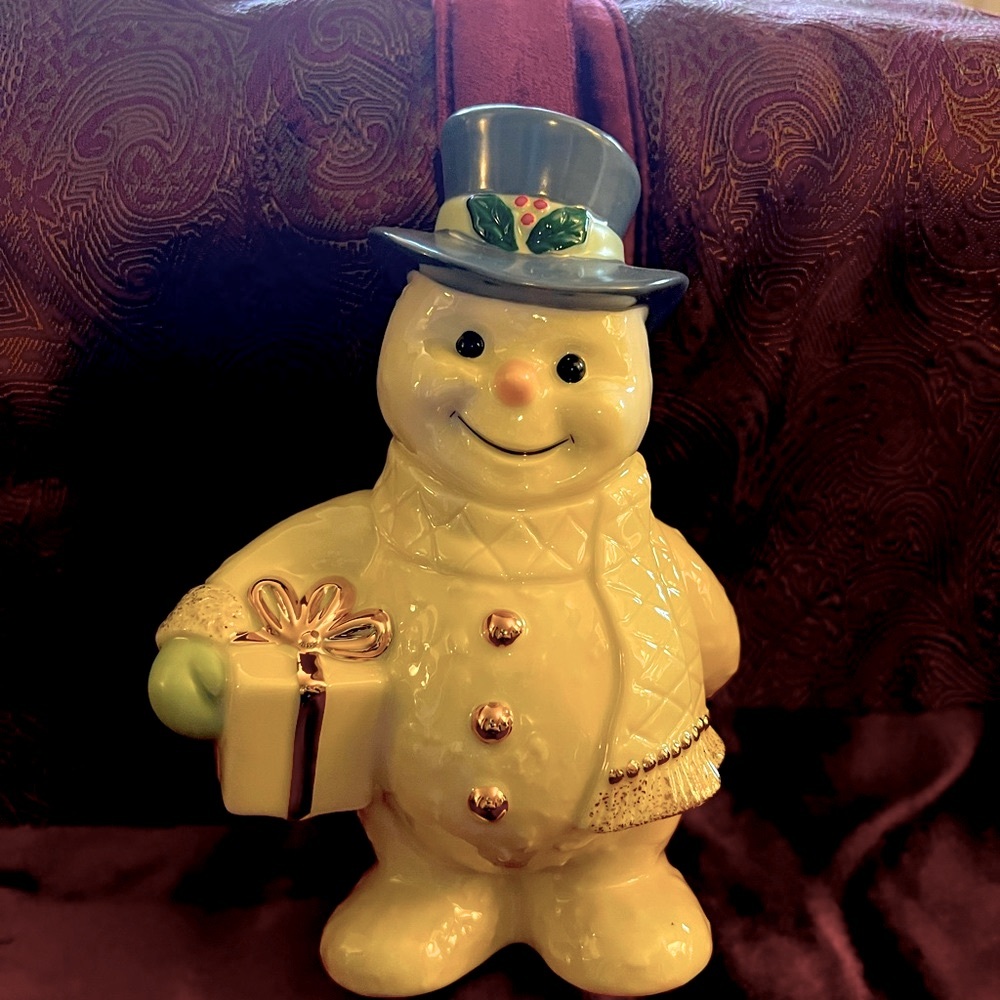 Lenox Porcelain Large Snowman with Gift 6.5” Gold Detailing So Adorable!!